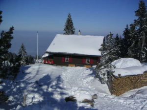Das Skihaus liegt sehr idyllisch auf dem höchsten Punkt im Schwarzenbühl oberhalb Riffenmatt, ca. 1600 m.ü.M. direkt oberhalb der alten Sprungschanze.