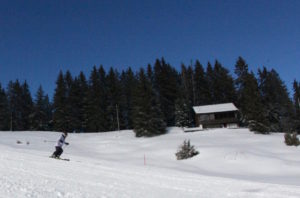 Die Skihütte steht unmittelbar am Pistenrand mit perfekter Aussicht auf den Gantrisch.