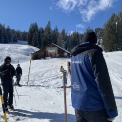 Für den Skiliftbetrieb suchen wir nach vielseitig interessierten Personen, die gerne bei Sonne und Schnee draussen arbeiten. Sei es im Kontakt mit den Gästen am Skilift oder auch für den technischen Betrieb der Anlagen. Werde Teil von unserem tollen Team!