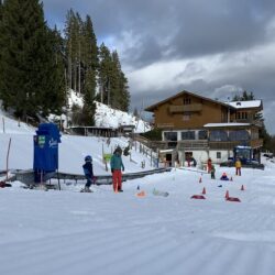 Du liebst den Schnee und die Arbeit draussen und möchtest Dich für Familien und Kinder engagieren, die das Glück im Schnee versuchen? Dann suchen wir Dich für die Betreuung beim Förderband. Skifahren musst Du dafür nicht zwingend können. Werde Teil von unserem tollen Team!